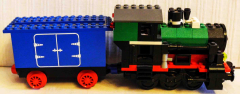 Lego Lokomotive grün/schwarz mit 1 blauem Anhänger