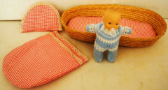 Körbli mit Inhalt und Puppe