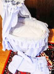 Puppenstubenwagen hellblau mit Vorhang und Räder