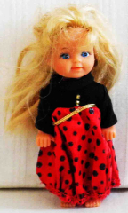 Simba Kind rot/schwarzem Kleid