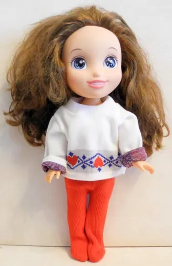 Puppe Disney mit weissem Pullover und roten Strümpfen