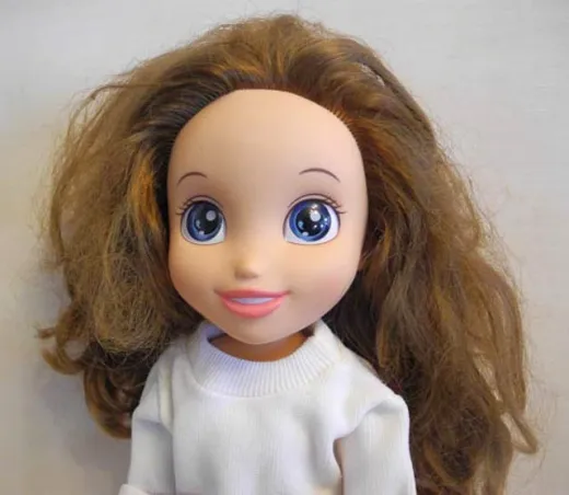 Puppe Disney mit weissem Pullover und roten Strümpfen