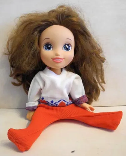 Puppe Disney mit weissem Pullover und roten Strümpfen