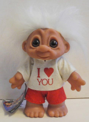 Troll mit roten Hosen und weissem Pullover