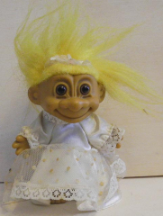 Troll mit weissem Kleid und Schleier