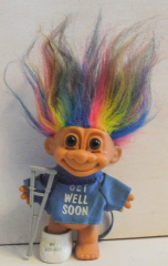 Troll mit türkis Hemd und Gipsfuss