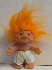 Troll mit weissen Hosen