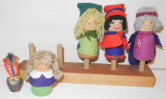 Puppen aus Holz und Stoff