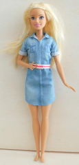 Barbie mit Jeans-Kleid blau