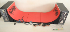 Halfpipe mit Fingerboards und BMX Velo