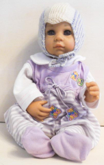 Puppe Götz mit lila/weissem gestreiften Anzug