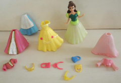 Kleinere Puppe mit Kleidern