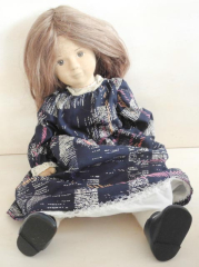 Puppe aus Stoff mit blauem Kleid