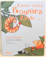 Hinter eines Baumes Rinde