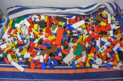 Lego Mix mit zwei Platten und rotem Eimer