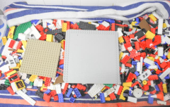 Lego Mix mit zwei Platten und rotem Eimer