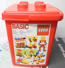 Lego Mix mit zwei Platten und rotem Eimer
