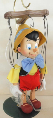 Marionette Pinocchio singt Weihnachtslieder