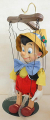 Marionette Pinocchio singt Weihnachtslieder