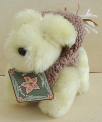 Muffy Vanderbear’s dog LuLu mit Kaputzenpullover