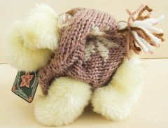 Muffy Vanderbear’s dog LuLu mit Kaputzenpullover