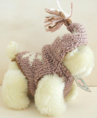 Muffy Vanderbear’s dog LuLu mit Kaputzenpullover
