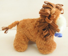 Muffy Vanderbear’s dog LuLu als Löwe