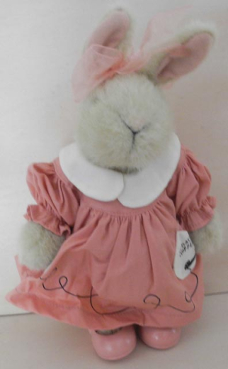 Muffy Vanderbear’s Hoppy VanderHare mit rosa Kleid Signature