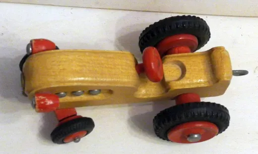 Traktor aus Holz braun/rot