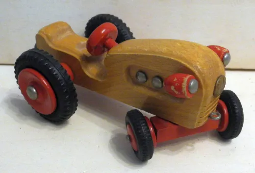 Traktor aus Holz braun/rot