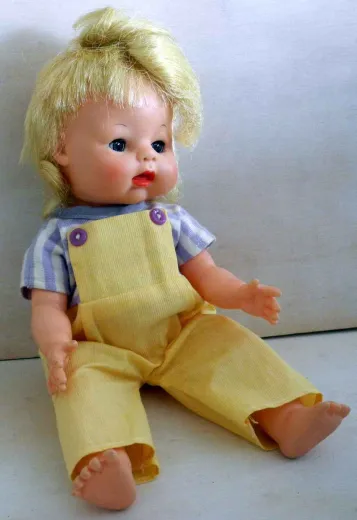 Puppe mit gelben Hosen