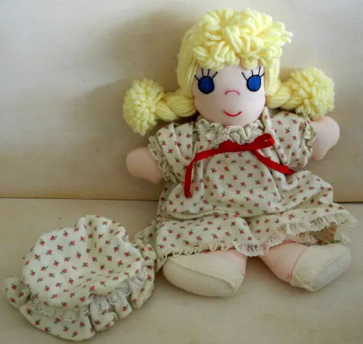 Puppe aus Stoff mit geblümten Kleid