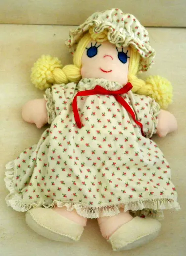 Puppe aus Stoff mit geblümten Kleid