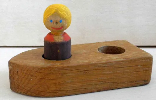 Holzschiff mit Figur