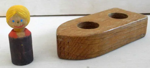 Holzschiff mit Figur