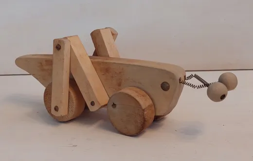 Alte Holz-Heuschrecke mit beweglichen Flügeln