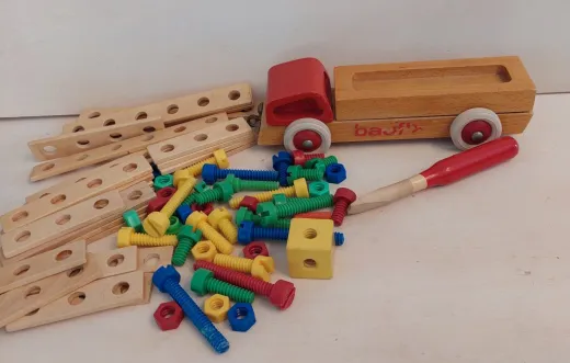 BAUFIX Holzbauteile mit Fahrzeug und Schraubenzieher