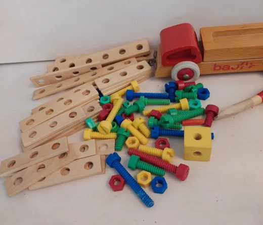 BAUFIX Holzbauteile mit Fahrzeug und Schraubenzieher