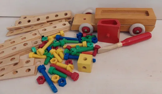 BAUFIX Holzbauteile mit Fahrzeug und Schraubenzieher