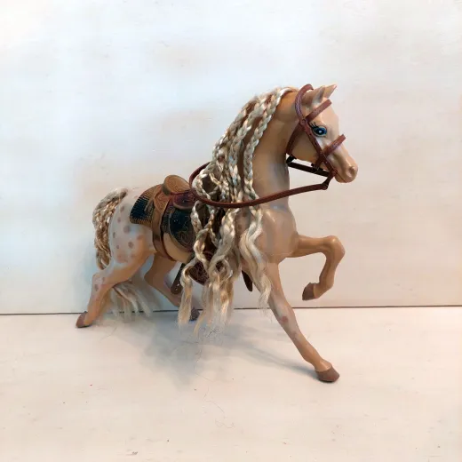 Barbie Pferd hellbraun mit langer Mähne, Sattel und Zaumzeug