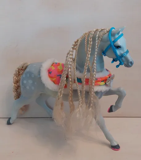 Barbie Pferd grau mit Schabracke und Glöckchen