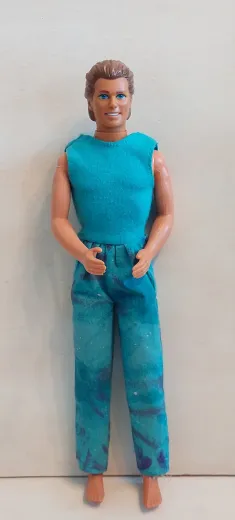 Ken Puppe mit türkisfarbenem Fitness-Anzug