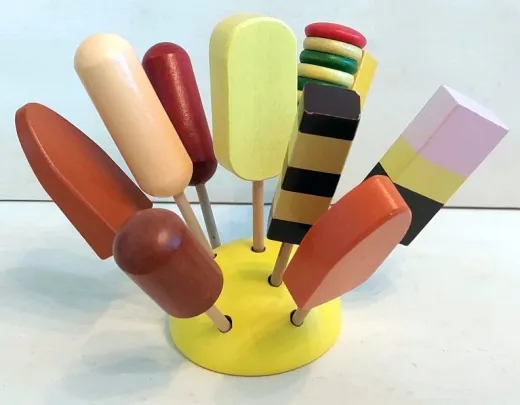 Eis-Ständer mit 10 Eissorten aus Holz