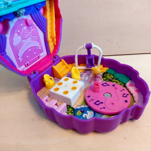 Polly Pocket Süsse Träume Cupcake-Schatulle von Mattel