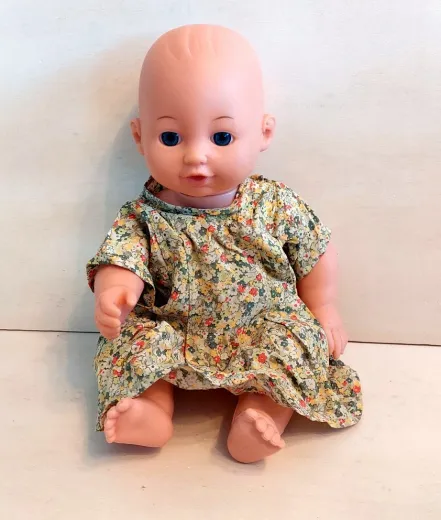 Puppe im Blumenkleid – ca. 31 cm
