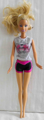 Barbie mit kurzen, schwarzen Hosen und grauem Top