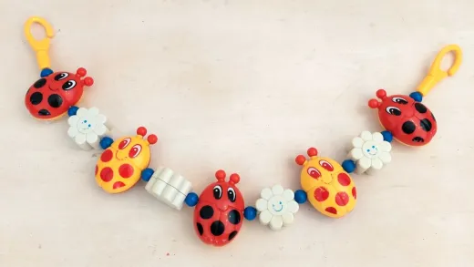 Kinderwagenkette mit drehbaren Marienkäfern und Rassel