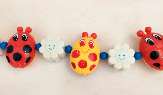 Kinderwagenkette mit drehbaren Marienkäfern und Rassel