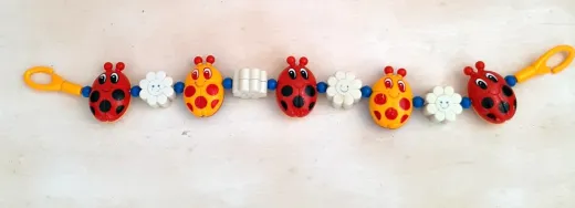 Kinderwagenkette mit drehbaren Marienkäfern und Rassel