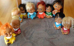 Kleine Puppen mit Haaren sitzend